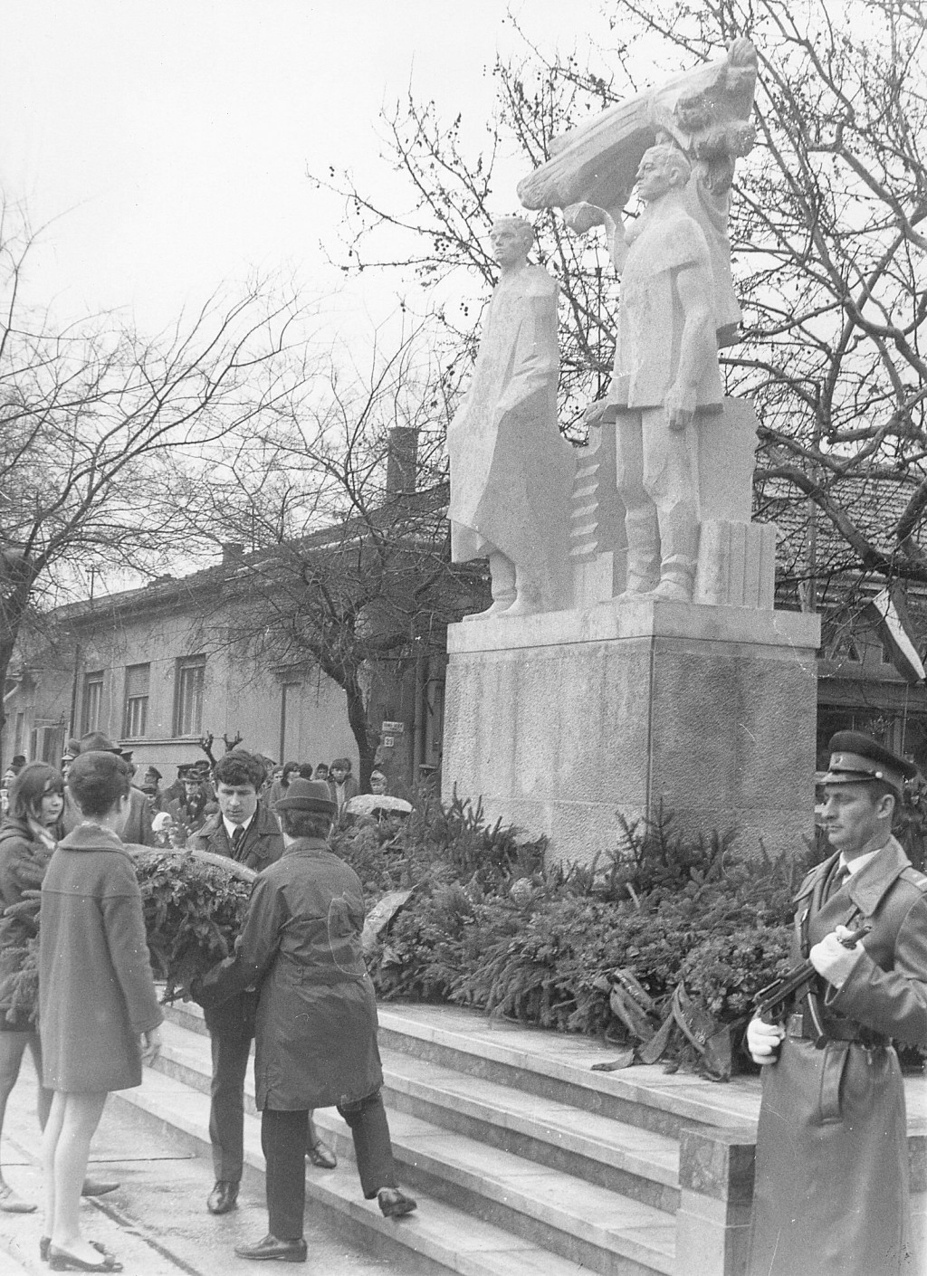 1970 - A Felszabadulási emlékmű avatása április 3-án a város főterén - Fotó: Bathó László